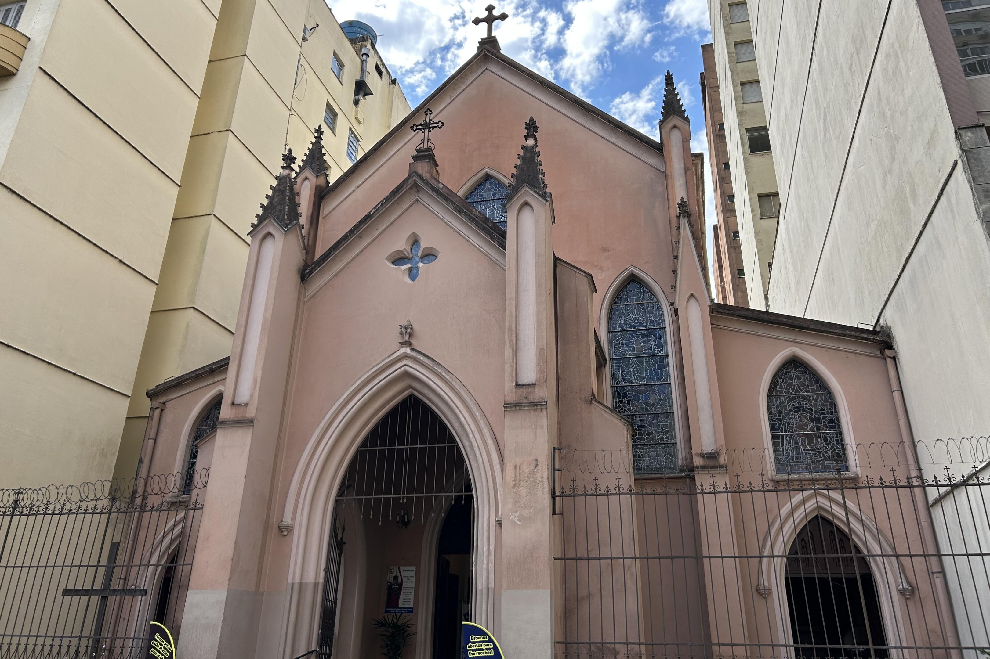 Espremido entre edif&iacute;cios da Rua dos Andradas, conhe&ccedil;a a hist&oacute;ria de templo anglicano em Porto Alegre
