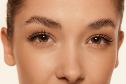 Brown eyes. Close up portrait of beautiful young girl looking at camera. Lamination of lashes and eyebrowsBrown eyes. Close up portrait of beautiful young girl looking at camera. Lamination of lashes and eyebrows. Concept of cosmetics, makeup, natural and eco treatment, skin care, cosmetologyFonte: 534507109<!-- NICAID(15546675) -->