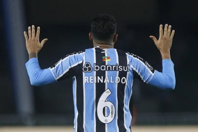 Gremio's defender Reinaldo celebrates after scoring during the Copa Libertadores round of 16 first leg all-Brazilian football match between Gremio and Fluminense, at the Arena do Gremio stadium, in Porto Alegre, Brazil, on August 13, 2024. (Photo by Albari Rosa / AFP)Editoria: SPOLocal: Porto AlegreIndexador: ALBARI ROSASecao: soccerFonte: AFPFotógrafo: STR<!-- NICAID(15840385) -->