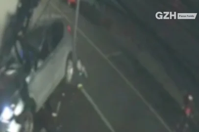 Imagens mostram momento em que carro bate em poste e ocupantes são arremessados no centro de Passo Fundo<!-- NICAID(16074070) -->
