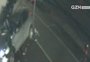 Carro bate em poste e ocupantes são arremessados para fora; veja vídeo