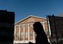 Universidade de Harvard processa governo Trump em meio a cortes no financiamento