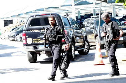 PF deflagra operação para desarticular organização que planejou Golpe de EstadoRJ - ATOS GOLPISTAS/PF/OPERAÇÃO CONTRAGOLPE  - POLÍTICA - Movimentação da sede da     Superintendência da Polícia Federal, no     centro da cidade do Rio de Janeiro,     nesta terça-feira, 19 de novembro de     2024. A PF deflagrou esta manhã a     Operação Contragolpe, para desarticular     organização criminosa responsável por     ter planejado um golpe de Estado para     impedir a posse do governo     legitimamente eleito nas Eleições de     2022 e restringir o livre exercício do     Poder Judiciário. As diligências fazem     parte da operação que identificou um     "detalhado planejamento operacional"     chamado "Punhal Verde e Amarelo",     previsto para ser executado em 15 de     dezembro de 2022, com o assassinato do     então presidente eleito Luiz Inácio     Lula da Silva e de seu vice Geraldo     Alckmin. O plano também incluía a     execução do ministro Alexandre de     Moraes, do Supremo Tribunal Federal     (STF), que era monitorado     continuamente, caso o golpe fosse     consumado.     19/11/2024 - Foto: ONOFRE VERAS/THENEWS2/ESTADÃO CONTEÚDOEditoria: POLÍTICALocal: RIO DE JANEIROIndexador: ONOFRE VERASFonte: Thenews2Fotógrafo: THENEWS2<!-- NICAID(15916918) -->