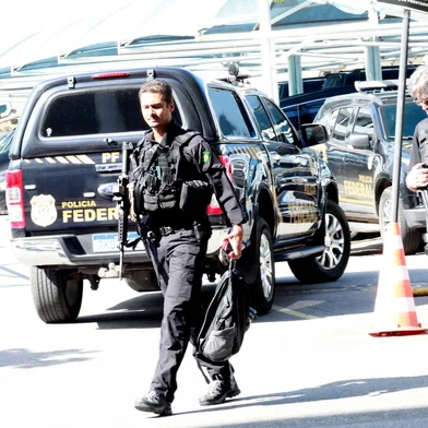 PF deflagra operação para desarticular organização que planejou Golpe de EstadoRJ - ATOS GOLPISTAS/PF/OPERAÇÃO CONTRAGOLPE  - POLÍTICA - Movimentação da sede da     Superintendência da Polícia Federal, no     centro da cidade do Rio de Janeiro,     nesta terça-feira, 19 de novembro de     2024. A PF deflagrou esta manhã a     Operação Contragolpe, para desarticular     organização criminosa responsável por     ter planejado um golpe de Estado para     impedir a posse do governo     legitimamente eleito nas Eleições de     2022 e restringir o livre exercício do     Poder Judiciário. As diligências fazem     parte da operação que identificou um     "detalhado planejamento operacional"     chamado "Punhal Verde e Amarelo",     previsto para ser executado em 15 de     dezembro de 2022, com o assassinato do     então presidente eleito Luiz Inácio     Lula da Silva e de seu vice Geraldo     Alckmin. O plano também incluía a     execução do ministro Alexandre de     Moraes, do Supremo Tribunal Federal     (STF), que era monitorado     continuamente, caso o golpe fosse     consumado.     19/11/2024 - Foto: ONOFRE VERAS/THENEWS2/ESTADÃO CONTEÚDOEditoria: POLÍTICALocal: RIO DE JANEIROIndexador: ONOFRE VERASFonte: Thenews2Fotógrafo: THENEWS2<!-- NICAID(15916918) -->