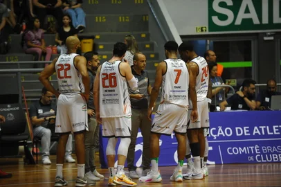 CAXIAS DO SUL, RS, BRASIL, 05/12/2024. Caxias do Sul Basquete x Franca, jogo válido pela 17ª rodada do Novo Basquete Brasil - NBB 2024/2025 - realizado no ginásio do Sesi. (Porthus Junior/Agência RBS)<!-- NICAID(15929783) -->