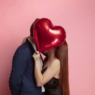Valentine's day celebration, happy caucasian couple isolated on coral backgroundDia dos namorados. Foto: master1305/ stock.adobe.comFonte: 315634870<!-- NICAID(15450042) -->
