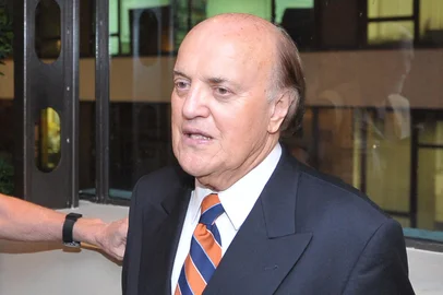 (FILES) This photo taken on November 27, 2007, shows Vietnam War-era correspondent Peter Arnett (R) during a gathering for the late AFP foreign correspondent Kate Webb, at the Foreign Correspondents' Club in Hong Kong. The renowned American war correspondent Peter Arnett, a Pulitzer Prize winner for his reporting in Vietnam in 1966 who covered most of the conflicts of the late 20th century, died on December 17, according to US media. (Photo by Mike CLARKE / AFP)<!-- NICAID(16189540) -->