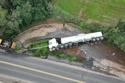 Fepam avalia danos ambientais após caminhão tombar e derramar biodiesel na RS-324<!-- NICAID(15799848) -->