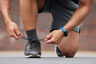 Person hands, sports and tie shoes for running workout, training and action performance on ground outdoor. Closeup of athlete, runner or lace sneakers for exercise, marathon or prepare cardio fitnessPerson hands, sports and tie shoes for running workout, training and action performance on ground outdoor. Closeup of athlete, runner or lace sneakers for exercise, marathon or prepare cardio fitness.Indexador: Yuri Arcurs peopleimages.comFonte: 629097916<!-- NICAID(15496236) -->