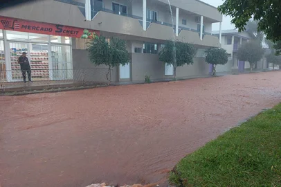 Cidades do norte gaúcho registram alagamentos e transtornos após chuva<!-- NICAID(16061677) -->