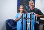 Soteldo presenteia torcedora que pediu camisa do Grêmio na Arena