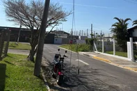 Fio de poste solto enrosca em pescoço de estudante e causa acidente no Litoral Norte: "Senti uma dor agonizante"<!-- NICAID(16186025) -->