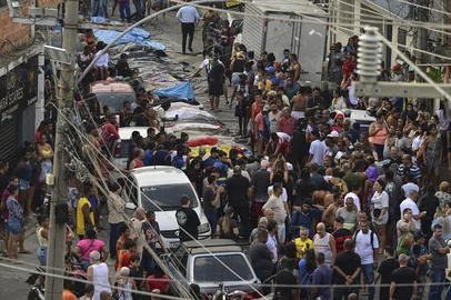 EDITORS NOTE: Graphic content / Bodies are seen lined up on Sao Lucas Square of the Vila Cruzeiro favela at the Penha complex in Rio de Janeiro, Brazil, on October 29, 2025, in the aftermath of Operacao Contencao (Operation Containment). Bodies piled up in poor neighborhoods of Rio de Janeiro on October 28 as police launched their biggest ever raids on the city's drug traffickers, leaving at least 64 dead in war-like scenes. As many as 2,500 heavily armed officers, backed by armored vehicles, helicopters and drones took part in the operation targeting Brazil's main drug-trafficking gang in two poor neighborhoods, or favelas, in northern Rio. (Photo by Pablo PORCIUNCULA / AFP)Editoria: CLJLocal: Rio de JaneiroIndexador: PABLO PORCIUNCULASecao: policeFonte: AFPFotógrafo: STF<!-- NICAID(16156307) -->