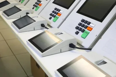 A Justiça Eleitoral apresentou, nesta segunda-feira (13), o novo modelo de urna eletrônica, que será usado pelo primeira vez nas eleições de 2022. Ela será mais moderna, mais segura e trará novos recursos de acessibilidade, informou o Tribunal Superior Eleitoral (TSE).<!-- NICAID(14967056) -->