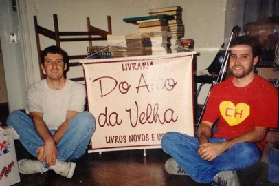 Fundada em maio de 2005 pelos primos Guilherme Martinato e Germano Weirich, a Livraria e Café Do Arco da Velha completa duas décadas em 2025. Pars recontar essa história, eles participam nesta segunda-feira (12 de maio) de um bate-papo durante o Órbita Literária, na livraria. A entrada é franca.FOTO: Guilherme Martinato (E) e Germano Weirich no "cafofo" onde nasceu o embrião da livraria.<!-- NICAID(16034855) -->