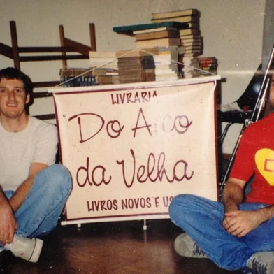 Fundada em maio de 2005 pelos primos Guilherme Martinato e Germano Weirich, a Livraria e Café Do Arco da Velha completa duas décadas em 2025. Pars recontar essa história, eles participam nesta segunda-feira (12 de maio) de um bate-papo durante o Órbita Literária, na livraria. A entrada é franca.FOTO: Guilherme Martinato (E) e Germano Weirich no "cafofo" onde nasceu o embrião da livraria.<!-- NICAID(16034855) -->