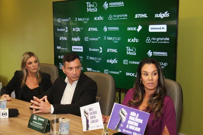 Entrevista coletiva após o Tá na Mesa da Federasul, sobre feminicídio. Participam a promotora de Justiça e coordenadora do Centro de Apoio Operacional Criminal e de Acolhimento às Vítimas do Ministério Público do RSl, Alessandra da Cunha (E), o secretário de Segurança Pública do Estado, Sandro Caron, e a delegada de polícia Tatiana Bastos (D).<!-- NICAID(16047367) -->