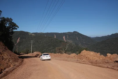 VILA FLORES, RS, BRASIL, 13/08/2024. Alternativa de ligação entre Bento e Veranópolis, rodovias estaduais tem obras, estrada de chão e pistas estreitas. Com os horários reduzidos de trafegabilidade da BR-470, percorremos rotas alternativas para o acesso a Veranópolis. Na foto, trecho da RS-437 entre Antônio Prado e Vila Flores, próximo do capital de Santo Antônio. (Porthus Junior/Agência RBS)<!-- NICAID(15840147) -->