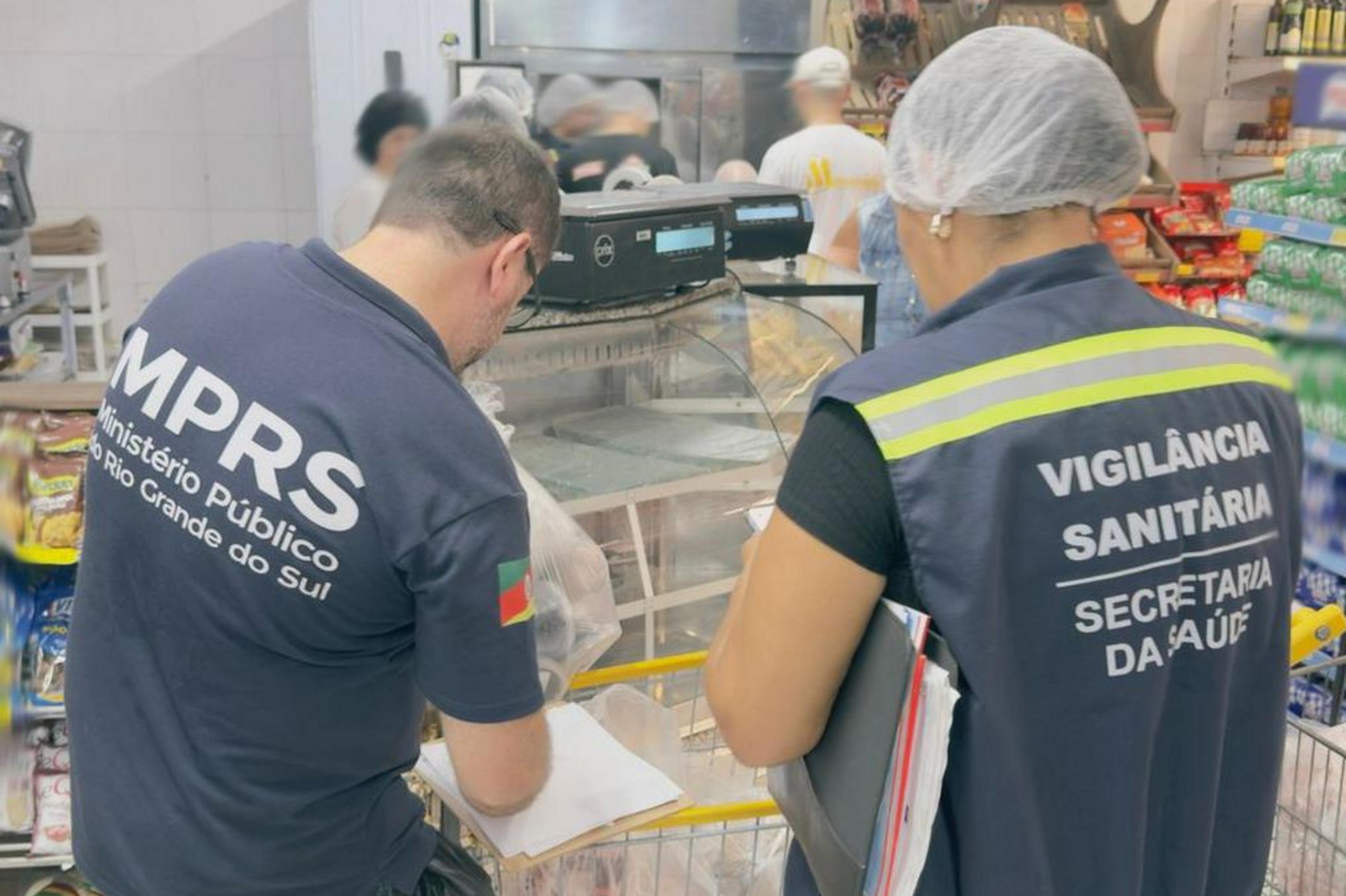 Opera&ccedil;&atilde;o apreende 700 quilos de alimentos impr&oacute;prios para consumo no Balne&aacute;rio Cassino