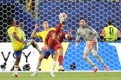 Portugal's forward #07 Cristiano Ronaldo makes a bicycle kick and fails to score during the 2026 World Cup Group K football match between Colombia and Portugal at the Miami Stadium in Miami Gardens on June 27, 2026.  (Photo by PATRICIA DE MELO MOREIRA / AFP)<!-- NICAID(16315676) -->