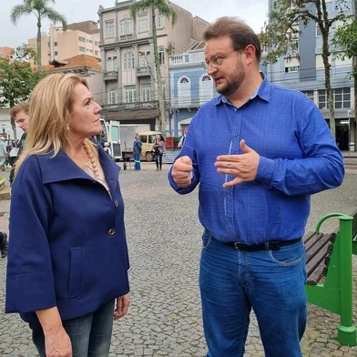 Paula Ioris confere resultados do Som, Cor e Luz na Praça Dante com o secretário do Meio Ambiente, João Uez.<!-- NICAID(15397752) -->