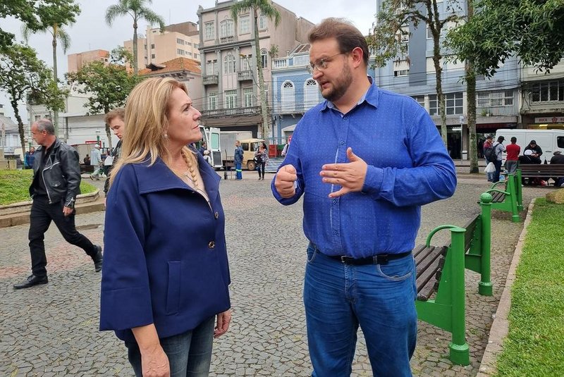 Paula Ioris confere resultados do Som, Cor e Luz na Praça Dante com o secretário do Meio Ambiente, João Uez.<!-- NICAID(15397752) -->