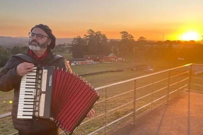 Projeto concebido pelo acordeonista Rafael De Boni que registra histórias e trajetórias de nomes da música serrana estreia no dia 15Os personagens e as histórias da música serrana ganham novos relatos na estreia da quinta temporada da série Causos e Gaitas, que começa a ser exibida na sexta-feira (15), às 20h, no canal do Youtube do acordeonista Rafael De Boni, que idealiza e conduz o projeto. Em seis novos episódios, o público vai conhecer as histórias e a trajetória de nomes como Fioravente Bertussi, Wilson Schaefer, Clóvis Tadeu Garcez, Edwino Menegat, Honeyde Bertussi e dos Ternos de Reis do Litoral Gaúcho.FOTO: Acordeonista Rafael De Boni, idealizador da série Causos e Gaitas<!-- NICAID(15535811) -->