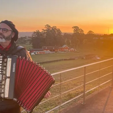 Projeto concebido pelo acordeonista Rafael De Boni que registra histórias e trajetórias de nomes da música serrana estreia no dia 15Os personagens e as histórias da música serrana ganham novos relatos na estreia da quinta temporada da série Causos e Gaitas, que começa a ser exibida na sexta-feira (15), às 20h, no canal do Youtube do acordeonista Rafael De Boni, que idealiza e conduz o projeto. Em seis novos episódios, o público vai conhecer as histórias e a trajetória de nomes como Fioravente Bertussi, Wilson Schaefer, Clóvis Tadeu Garcez, Edwino Menegat, Honeyde Bertussi e dos Ternos de Reis do Litoral Gaúcho.FOTO: Acordeonista Rafael De Boni, idealizador da série Causos e Gaitas<!-- NICAID(15535811) -->