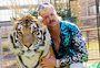 Preso por maus-tratos contra animais, Joe Exotic, de "A Máfia dos Tigres", anuncia noivado com companheiro de cela
