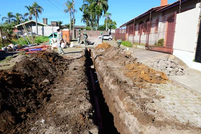 O Serviço Autônomo Municipal de Água e Esgoto (Samae) informa sobre o cronograma de obras da próxima semana na área urbana de Caxias do Sul. As principais intervenções continuam sendo o bloqueio total da Rua Dr. Montaury, no entroncamento com a Rua Hércules Galló, para continuidade da instalação da nova rede de esgotamento sanitário; e a obra de macrodrenagem na Avenida Bruno Segalla – Perimetral Sul. A Montaury ficará trancada por pelo menos mais duas semanas. A Fiscalização de Trânsito orienta o tráfego nas imediações.<!-- NICAID(16039164) -->