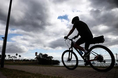 Jonathan Heckler / Agencia RBS PORTO ALEGRE, RS, BRASIL, 10-03-2026: CLIMA. Massa de ar polar estacionada sobre a costa do RS diminui temperatura e deixa céu encoberto. Foto Jonathan Heckler/Agência RBS<!-- NICAID(16242067) -->