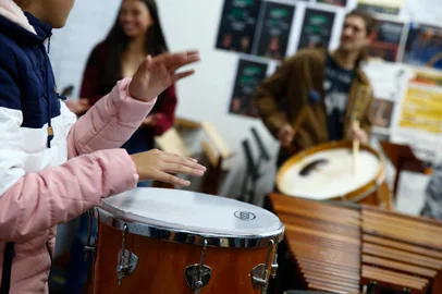 PASSO FUNDO, RS, BRASIL - 2022.05.12 - O projeto de extensão Da Capo, da UPF, leva o ensino da Música a crianças e adolescentes da comunidade local de Passo Fundo por meio de oficinas coletivas de percussão. Foto: Jonathan Heckler/Agência RBS<!-- NICAID(15094356) -->