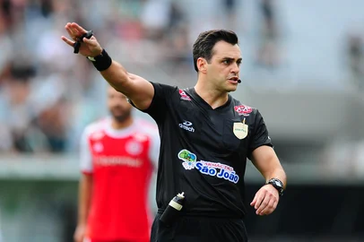 CAXIAS DO SUL, RS, BRASIL, 17/03/2024. Juventude x Internacional (JuveNal), jogo de ida da semifinal do Campeonato Gaúcho (Gauchão 2024) e realizado no estádio Alfredo Jaconi. Árbitro Lucas Horn (Porthus Junior/Agência RBS)<!-- NICAID(15708020) -->
