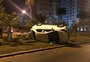 Carro capota e passageira fica ferida na zona norte de Porto Alegre