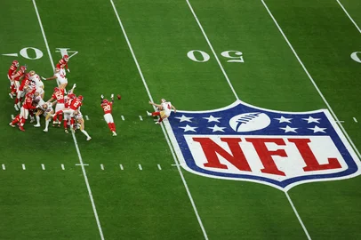 Super Bowl LVIII - San Francisco 49ers v Kansas City ChiefsLAS VEGAS, NEVADA - FEBRUARY 11: Jake Moody #4 of the San Francisco 49ers kicks a Super Bowl record setting 55-yard field goal in the first quarter during Super Bowl LVIII against the Kansas City Chiefs at Allegiant Stadium on February 11, 2024 in Las Vegas, Nevada.   Michael Reaves/Getty Images/AFP (Photo by Michael Reaves / GETTY IMAGES NORTH AMERICA / Getty Images via AFP)Editoria: SPOLocal: Las VegasIndexador: MICHAEL REAVESSecao: American footballFonte: GETTY IMAGES NORTH AMERICAFotógrafo: CONTRIBUTOR<!-- NICAID(15676456) -->