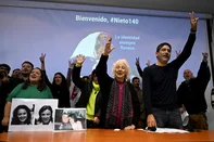 Estela de Carlotto (C), president of the Argentinian human rights organization "Abuelas de Plaza de Mayo", and Adriana Metz Romero (L), sister of tracked "Grandchild No. 140", celebrate among other people during a press conference at the House for Identity in Buenos Aires on July 7, 2025. Argentine activists said on July 7, 2025, they had tracked down the 140th individual confirmed to have been among the hundreds of children wrested from their parents during the country's 1976-1983 dictatorship. (Photo by Luis ROBAYO / AFP)<!-- NICAID(16075209) -->