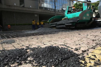 PORTO ALEGRE, RS, BRASIL - 2022.01.10 - Moradores do centro reclamam de asfalto feito em cima de paralalepípedos, que seriam históricos (Foto: André Ávila/ Agência RBS)<!-- NICAID(14986299) -->