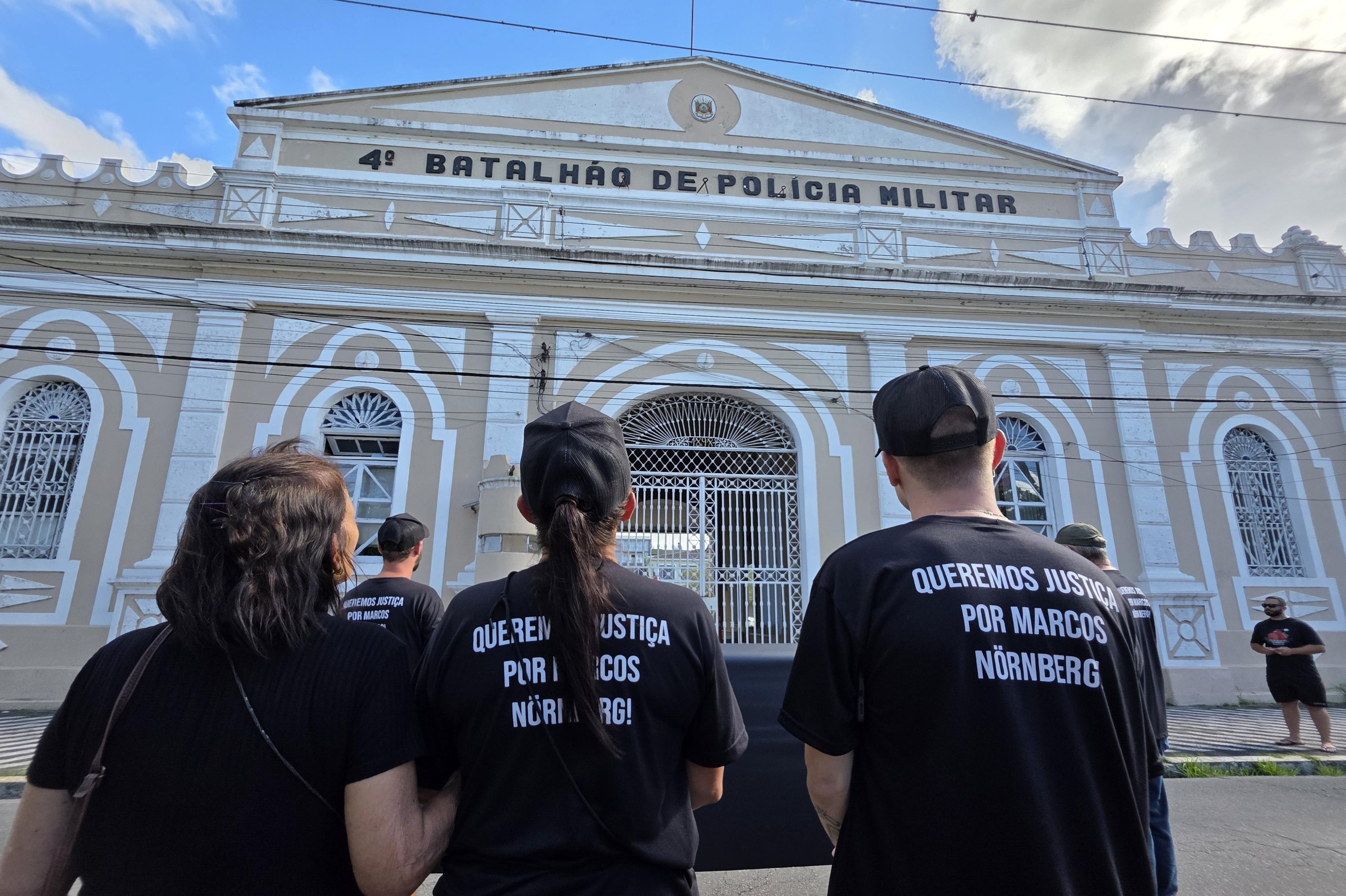 Fam&iacute;lia e amigos pedem justi&ccedil;a por agricultor morto pela pol&iacute;cia em Pelotas