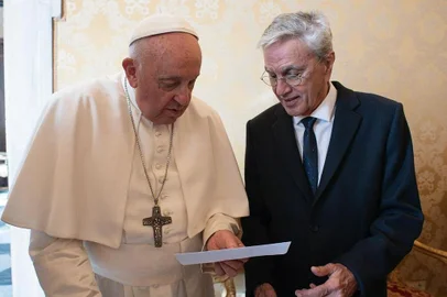 Caetano Veloso e Papa Francisco <!-- NICAID(15554205) -->