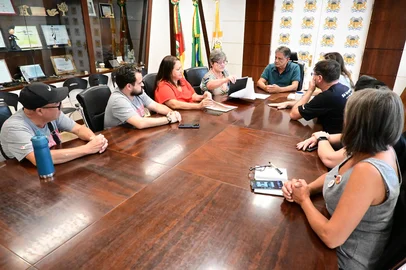 O Sindicato dos Servidores Municipais de Caxias do Sul (Sindisev) entregaram ao Executivo nesta sexta-feira (28) as pautas da categoria para a Campanha Salarial 2025. No documento, a entidade solicita o reajuste salarial de 5,5% e o encaminhamento do projeto e aprovação de uma nova lei municipal que corrija as distorções salariais criadas pela Lei 409/2012. <!-- NICAID(15986289) -->