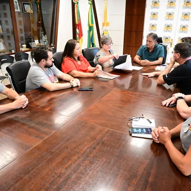 O Sindicato dos Servidores Municipais de Caxias do Sul (Sindisev) entregaram ao Executivo nesta sexta-feira (28) as pautas da categoria para a Campanha Salarial 2025. No documento, a entidade solicita o reajuste salarial de 5,5% e o encaminhamento do projeto e aprovação de uma nova lei municipal que corrija as distorções salariais criadas pela Lei 409/2012. <!-- NICAID(15986289) -->
