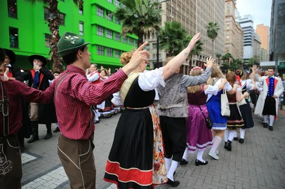 PORTO ALEGRE,RS,BRASIL.2026,10,10.Oktoberfest no Centro Histórico.Na foto.André Guimaraes e Marcia Souza.(RONALDO BERNARDI/AGENCIA RBS).<!-- NICAID(16384779) -->