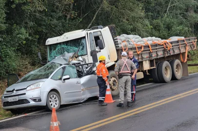 Acidente entre carro e caminhão deixa uma pessoa morta em Gramado<!-- NICAID(15790108) -->