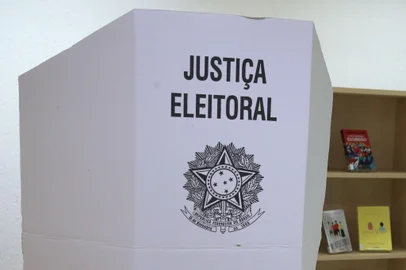 PORTO ALEGRE, RS, BRASIL, 30/10/2022- Fila dos mesário para receberem as urnas eletronicas, no colégio Bom Conselho. Foto: Ronaldo Bernardi / Agencia RBS<!-- NICAID(15249781) -->