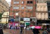 Ambulantes ofereciam guarda-chuvas em frente ao Esqueletão nesta quarta-feira chuvosa