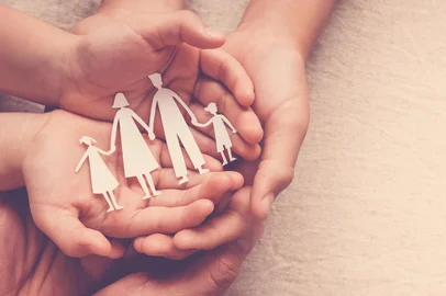 Adult and children hands holding paper family cutout, family home, foster care, homeless support conceptFonte: 282163930<!-- NICAID(15631871) -->