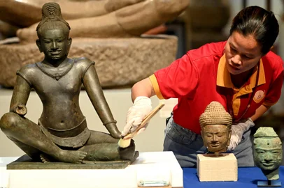 A worker cleans Budhisattva Avalokiteshvara, a copper alloy sculpture with silver inlay from the 10th-early 11th century Angkor period, during a repatriation event for Angkorian artefacts returned from the United States at the National Museum in Phnom Penh on July 4, 2024. Buddhist monks in the Cambodian capital Phnom Penh chanted blessings and threw flowers on July 4 in a welcoming ceremony for 14 trafficked artefacts that were repatriated by a prestigious New York museum. (Photo by TANG CHHIN SOTHY / AFP)Editoria: SCILocal: Phnom PenhIndexador: TANG CHHIN SOTHYSecao: human scienceFonte: AFPFotógrafo: STF<!-- NICAID(15806061) -->