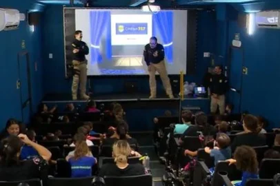 Carreta da PRF vira cinema móvel e leva educação para o trânsito a crianças de Passo Fundo<!-- NICAID(16239513) -->