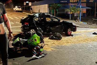 Julia Possa / Agencia RBS Colisão entre carro e moto deixa dois feridos no bairro Petrópolis; motorista fugiu do local<!-- NICAID(16374379) -->