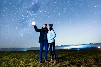 ‘CAÇA ÀS ESTRELAS’ ATRAI TURISTAS EM CAMBARÁ DO SULBaixa poluição luminosa no céu noturno da cidade possibilita imersões para observar galáxias e registrar fotos com milhares de estrelas<!-- NICAID(16123304) -->
